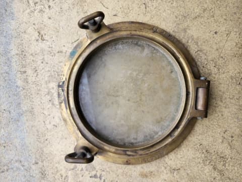 Taxatie van het Hublot van een Oud Schip