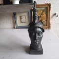 Taxatie van een Sculptuur van een Buste van een Afrikaanse Koning in Zeer Goede Staat
