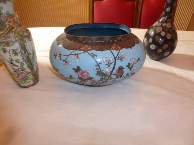 Taxatie van een Ovale Aziatische Potiche in Cloisonné Email met Bloemmotief in Lichte Blauwe Tinten