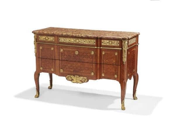Veiling voor 42.000 euro van een commode uit de overgangsperiode