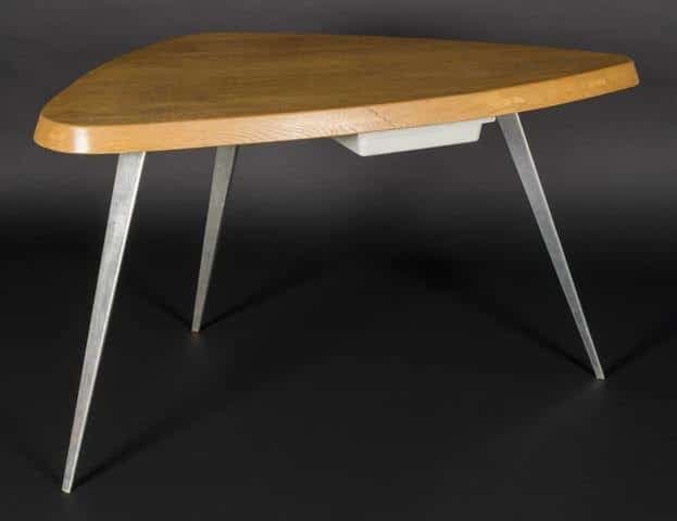 Adjudicatie voor 18.000 euro van een tafel van Charlotte Perriand