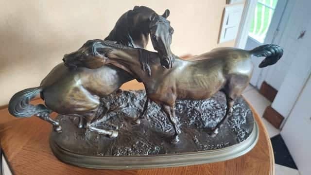 Taxatie van de waarde van de sculptuur ‘Accolade n°2’ gemaakt door Pierre-Jules Mene, een bronzen werk met een lengte van 53 cm.