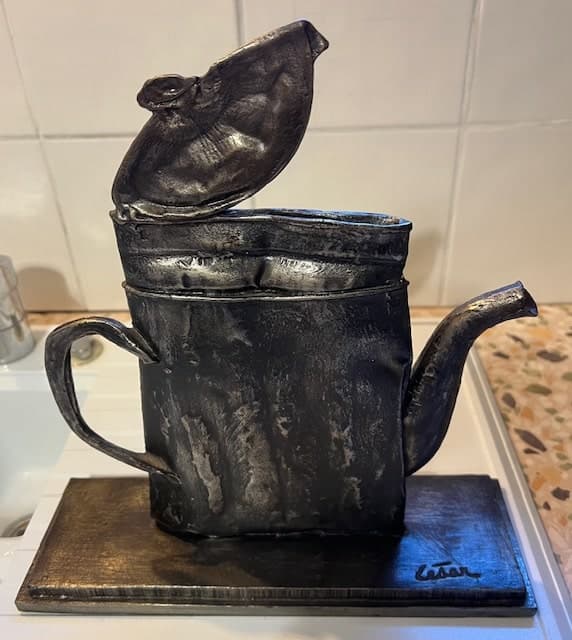 Taxatie van de waarde van een genummerde sculptuur 45/80 getiteld “Compressie van de Koffiepot” gesigneerd door de kunstenaar César, gepresenteerd in uitstekende algemene staat op een sokkel