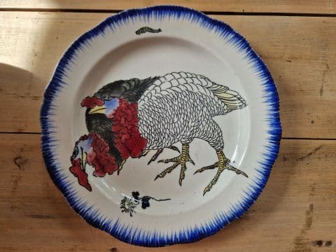 Taxatie van de waarde van een Montereau servies bestaande uit verschillende borden en schalen met kalkoendecoratie