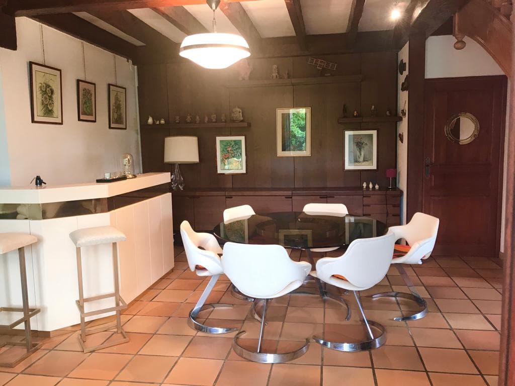 Taxatie van waarde voor een glazen tafel en vijf leren stoelen van het merk Roche Bobois