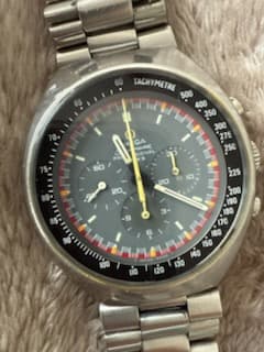 “Taxatie van de waarde van een vintage Omega-horloge uit de jaren 1970 met gebruikssporen op de band”