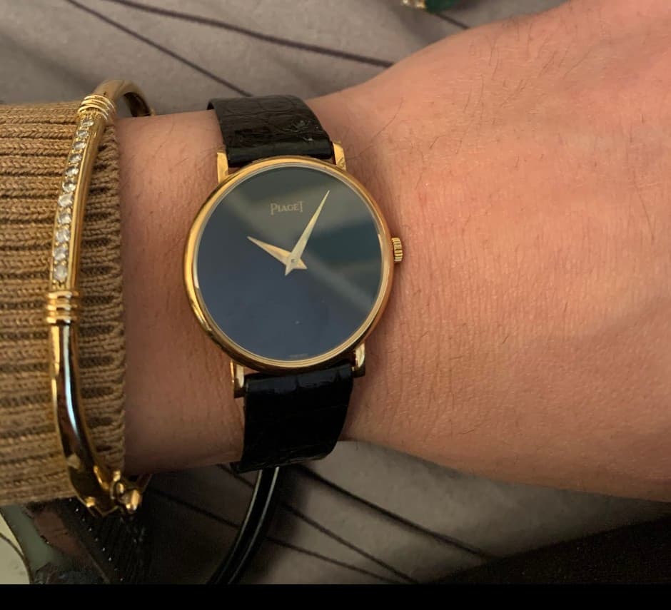 “Uitzonderlijk versierde bangle van goud en fonkelende diamanten”
