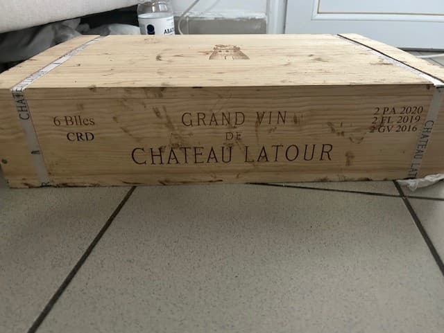 “Taxatie van een Houten Kist met Zes Flessen Zeldzame Wijn van Château Latour”