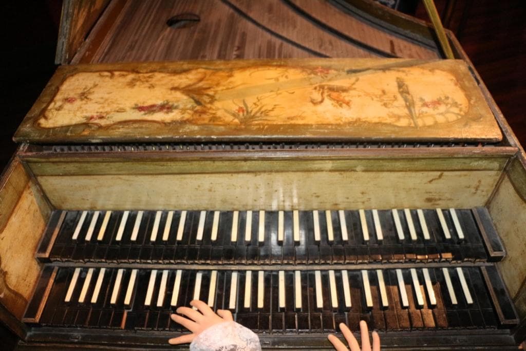 “18e-eeuwse clavecin in gesculpteerd en gepolychromeerd hout, getuige van de muzikale geschiedenis in het Musée Grevin”