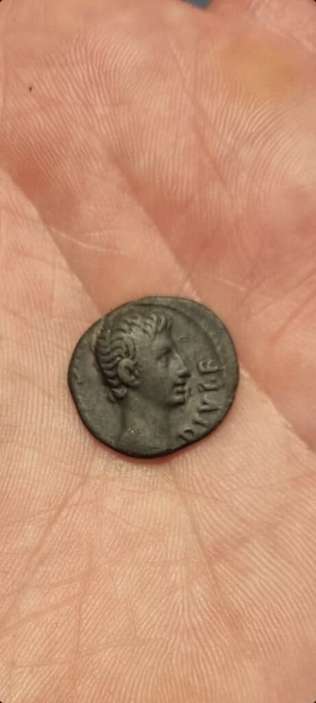 Taxatie van de Romeinse Munt Augustus Divi F: Expertise en Waarde van de Romeinse Zilver. Taxatie van de Romeinse Munt Augustus Divi F: Expertise en Waarde van de Romeinse Zilver.