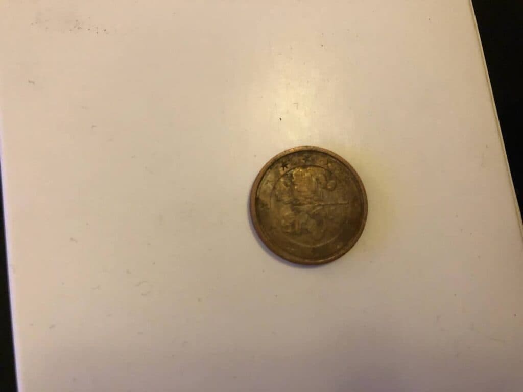 Munt van 2 cent in eikenblad van 2002 gesigneerd door G – Taxatie van de prijs van het kunstwerk dat zeer beschadigd is. Munt van 2 cent in eikenblad van 2002 gesigneerd door G – Taxatie van de prijs van het kunstwerk dat zeer beschadigd is.
