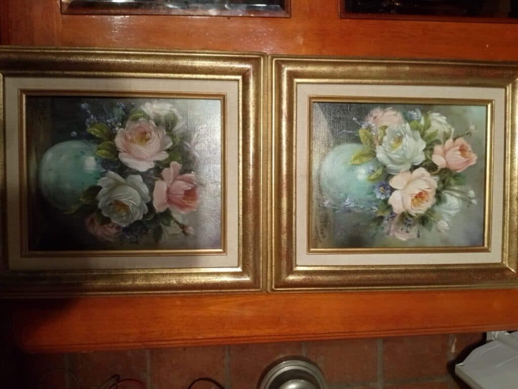 Taxatie van de waarde van het schilderij Mona: Twee schilderijen van een bloemenvaas. Taxatie van de waarde van het schilderij Mona: Twee schilderijen van een bloemenvaas.