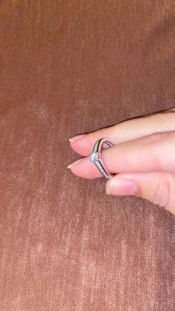Taxatie van de prijs voor Witgouden Ring bezet met Diamanten – Een professionele beoordeling van een luxe sieraad.