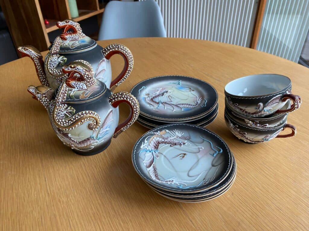 Taxatie van een Japanse porseleinen servies met 2 theepotten, 3 kopjes, 4 schotels en 4 dessertborden met een vlindersymbool, mogelijk daterend uit de jaren 1930, Aziatische kunstservice Taxatie van een Japanse porseleinen servies met 2 theepotten, 3 kopjes, 4 schotels en 4 dessertborden met een vlindersymbool, mogelijk daterend uit de jaren 1930, Aziatische kunstservice