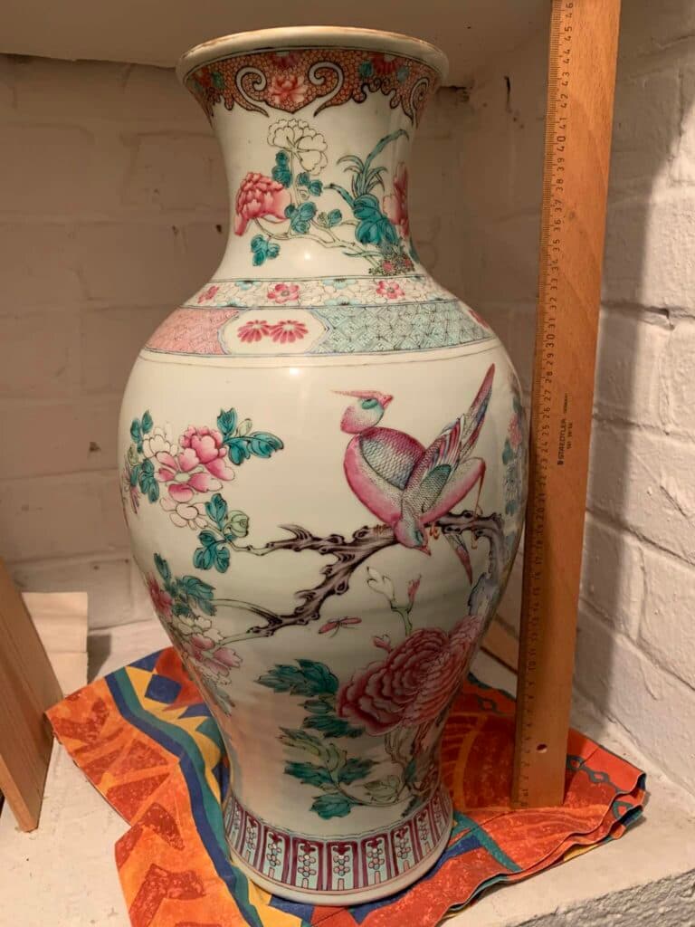 Taxatie van Aziatische Kunst: Lot van 3 Chinese Vazen – 2 Zonder Merkteken, 1 met Deksel en Merkteken.