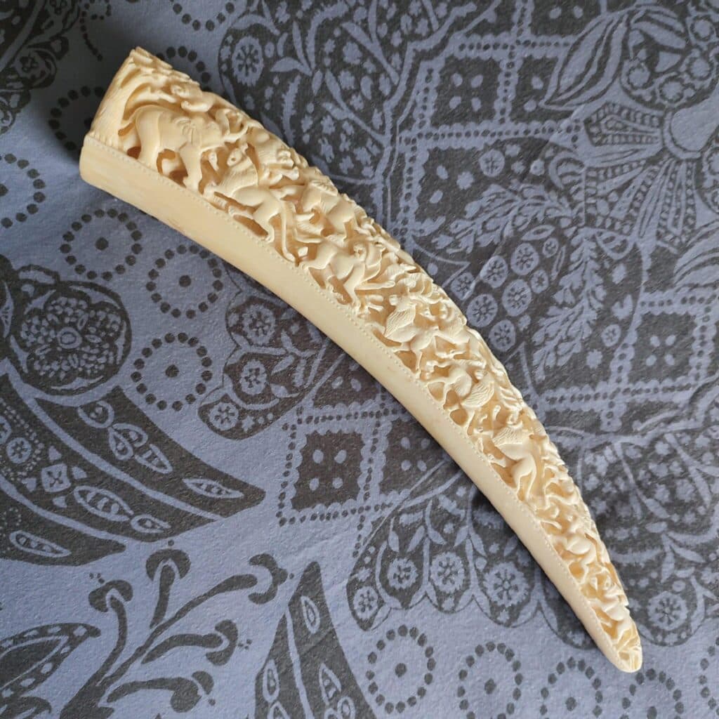Taxatie van Aziatische Kunst: Beeldhouwwerk in Ivoor met Nauwkeurige Details aan de Één Kant en een Gladde Één Kant, Gewicht 1 kg, 40 cm Lang. Taxatie van Aziatische Kunst: Beeldhouwwerk in Ivoor met Nauwkeurige Details aan de Één Kant en een Gladde Één Kant, Gewicht 1 kg, 40 cm Lang.
