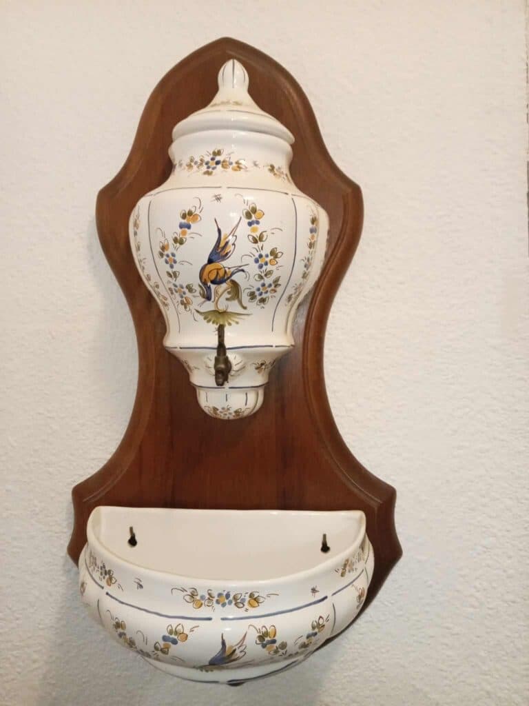 Taxatie van de prijs van een handgemaakte fontein uit Moustiers, gemaakt en gesigneerd door Galle, Lalique. Taxatie van de prijs van een handgemaakte fontein uit Moustiers, gemaakt en gesigneerd door Galle, Lalique.