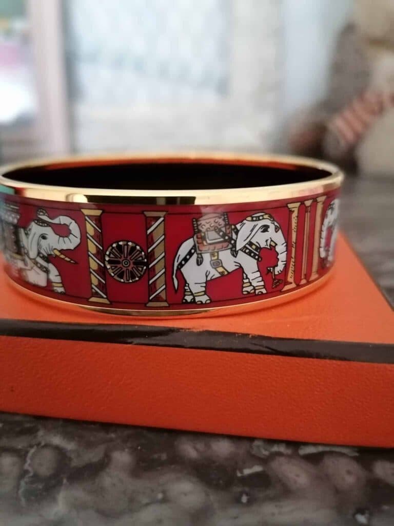 Taxatie van de Hermès Torana Ring met Olifanten, Gouden Rand en Rode Emaille Taxatie van de Hermès Torana Ring met Olifanten, Gouden Rand en Rode Emaille