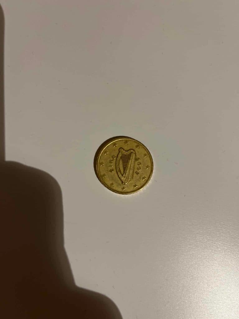 Taxatie van de prijs voor een munt en een herdenkingsmedaille van 2002: 2 euro stukken van Oostenrijk en Dante Alighieri R en 50 cent van Ierland.