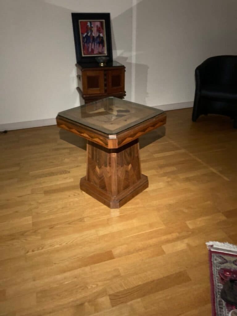 Taxatie van een Antiek Meubel – Vierkante Bijzettafel in Massief Hout met Beschermend Glas Taxatie van een Antiek Meubel – Vierkante Bijzettafel in Massief Hout met Beschermend Glas