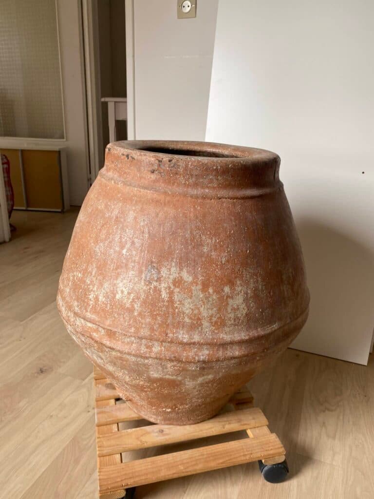 Taxatie van een Provençaalse terracotta pot uit de jaren ’70 – 33 cm in diameter, 63 cm hoog, 163 cm breed. Taxatie van een Provençaalse terracotta pot uit de jaren ’70 – 33 cm in diameter, 63 cm hoog, 163 cm breed.
