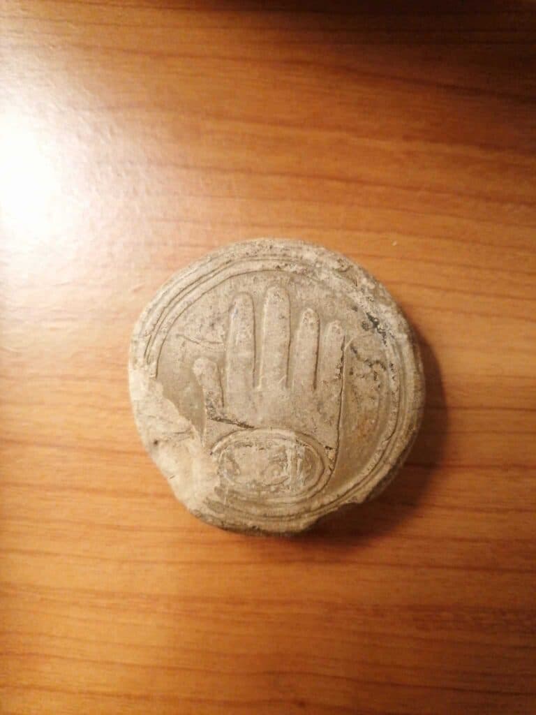 Taxatie van de prijs van een munt, medaille of stuk terracotta of klei, waarschijnlijk afkomstig uit Marokko. Taxatie van de prijs van een munt, medaille of stuk terracotta of klei, waarschijnlijk afkomstig uit Marokko.