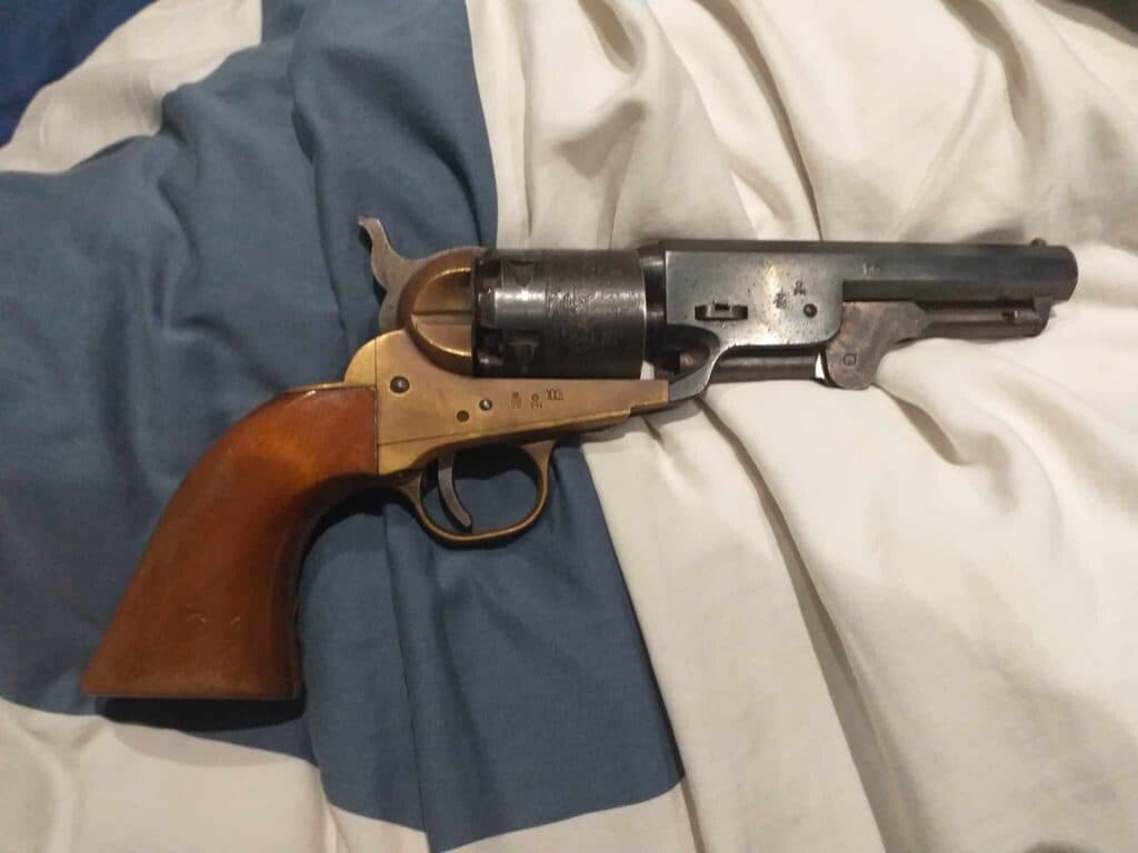 Taxatie van de waarde van het Colt Rigarmi Patente Nr. 17535, geërfd van mijn overleden grootvader, gegraveerd op de loop op 16 mei 1848. Taxatie van de waarde van het Colt Rigarmi Patente Nr. 17535, geërfd van mijn overleden grootvader, gegraveerd op de loop op 16 mei 1848.