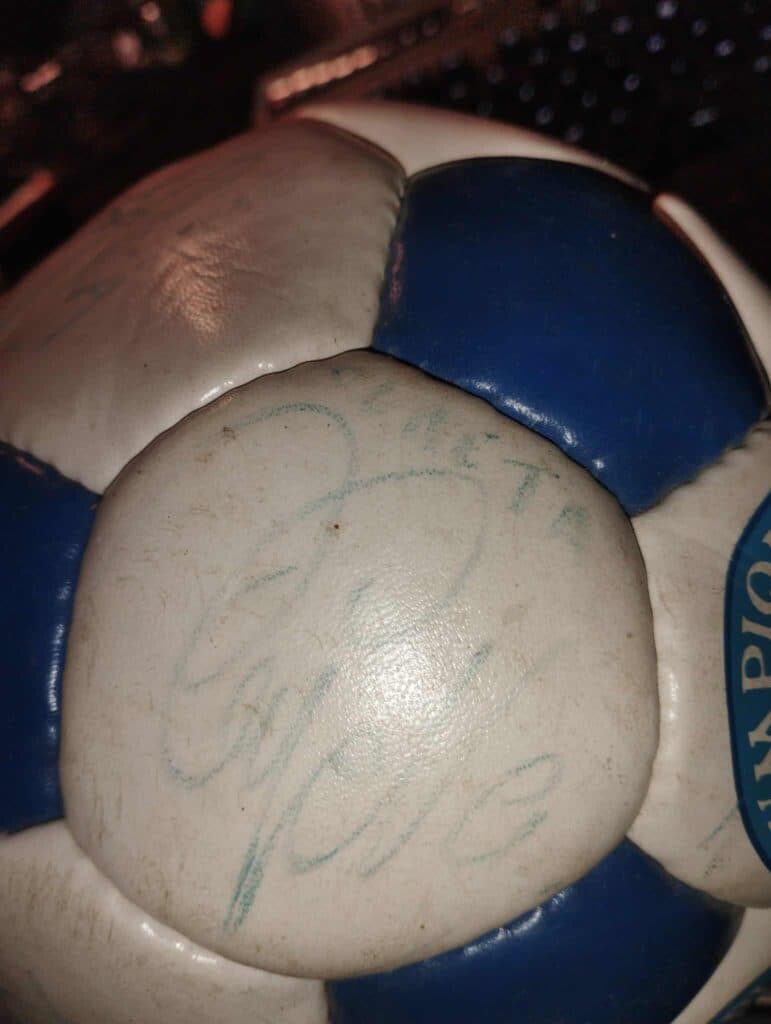 Taxatie Autograaf – Trainingsbal OM 92-95 Ondertekend door Pele, Barthez, Ambrisio, Angloma, Olmetta en anderen Taxatie Autograaf – Trainingsbal OM 92-95 Ondertekend door Pele, Barthez, Ambrisio, Angloma, Olmetta en anderen