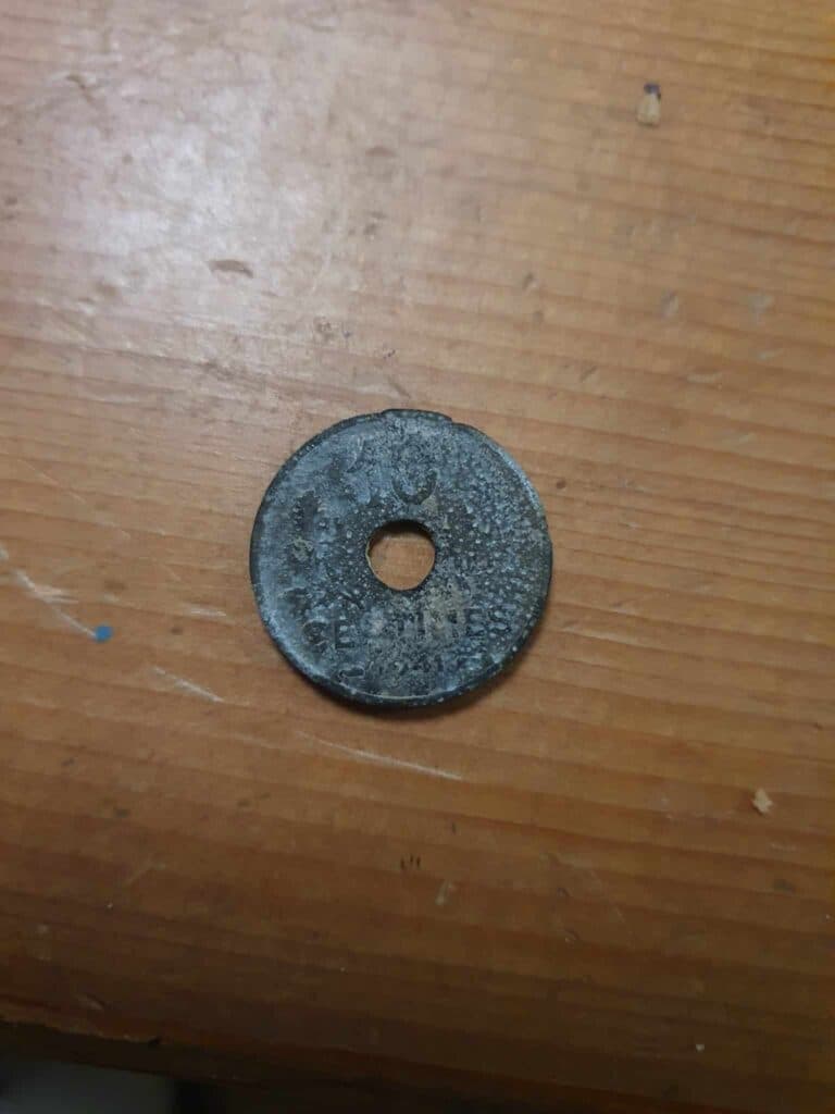 Taxatie van Munt en Medaille – Munt van 10 Centimes uit 1941 met een Franse Staat Merkteken en twee Boeketten eromheen. Taxatie van Munt en Medaille – Munt van 10 Centimes uit 1941 met een Franse Staat Merkteken en twee Boeketten eromheen.