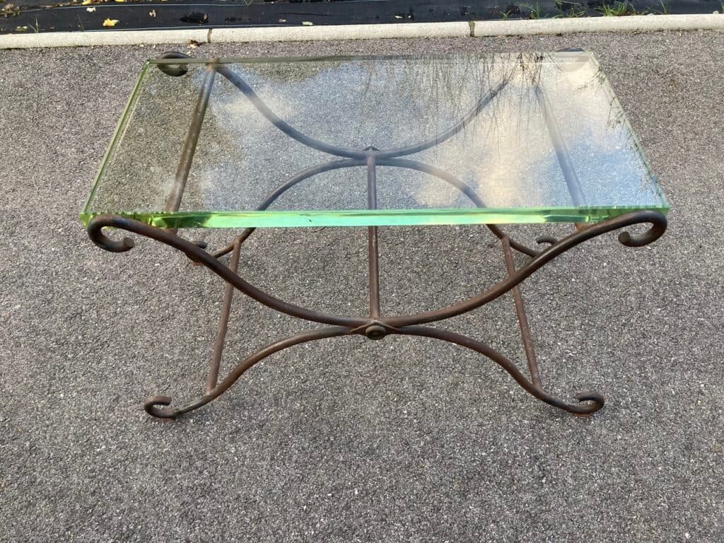 Taxatie van het Art Deco Kunstwerk – Tafel met Glas en Gesmede Poten met Dikke en Zware Ruit en Structuur in Metaal (Ijzer?) Taxatie van het Art Deco Kunstwerk – Tafel met Glas en Gesmede Poten met Dikke en Zware Ruit en Structuur in Metaal (Ijzer?)