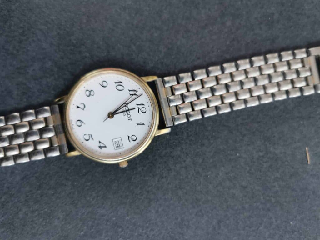 Taxatie van de prijs van Tissot horloges Water Resistant 30m in roestvrij staal en gouden saffierglas. Taxatie van de prijs van Tissot horloges Water Resistant 30m in roestvrij staal en gouden saffierglas.