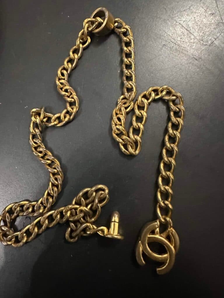 Taxatie van de prijs van een merkring van Chanel met een gewicht van ongeveer 50g.