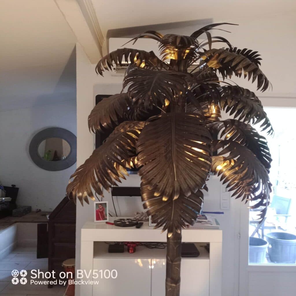 Art Deco vloerlamp van messing met houten voet uit de jaren 70 Art Deco vloerlamp van messing met houten voet uit de jaren 70