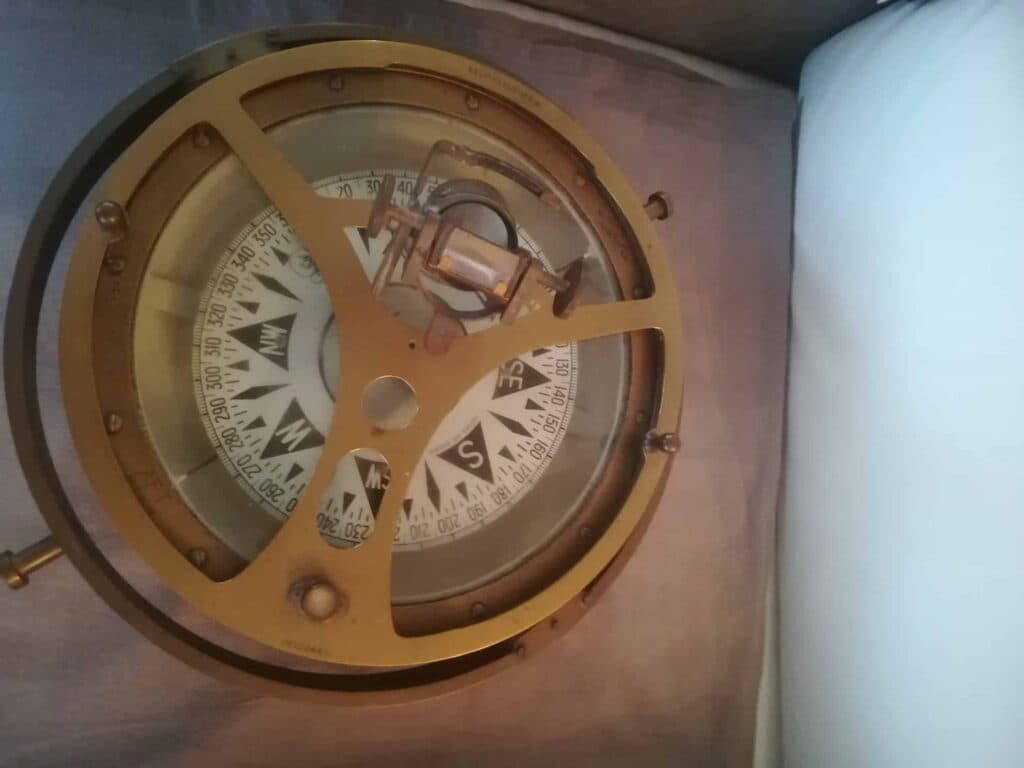 Taxatie van de Oude Scheepskompas – Gewicht van 15 kg. Taxatie van de Oude Scheepskompas – Gewicht van 15 kg.