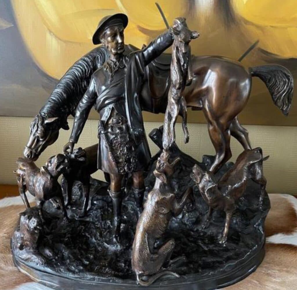 Taxatie van de bronzen sculptuur van Pierre-Jules Mene die een jachtscène in Schotland voorstelt met een vos, gemaakt in 1861. Taxatie van de bronzen sculptuur van Pierre-Jules Mene die een jachtscène in Schotland voorstelt met een vos, gemaakt in 1861.