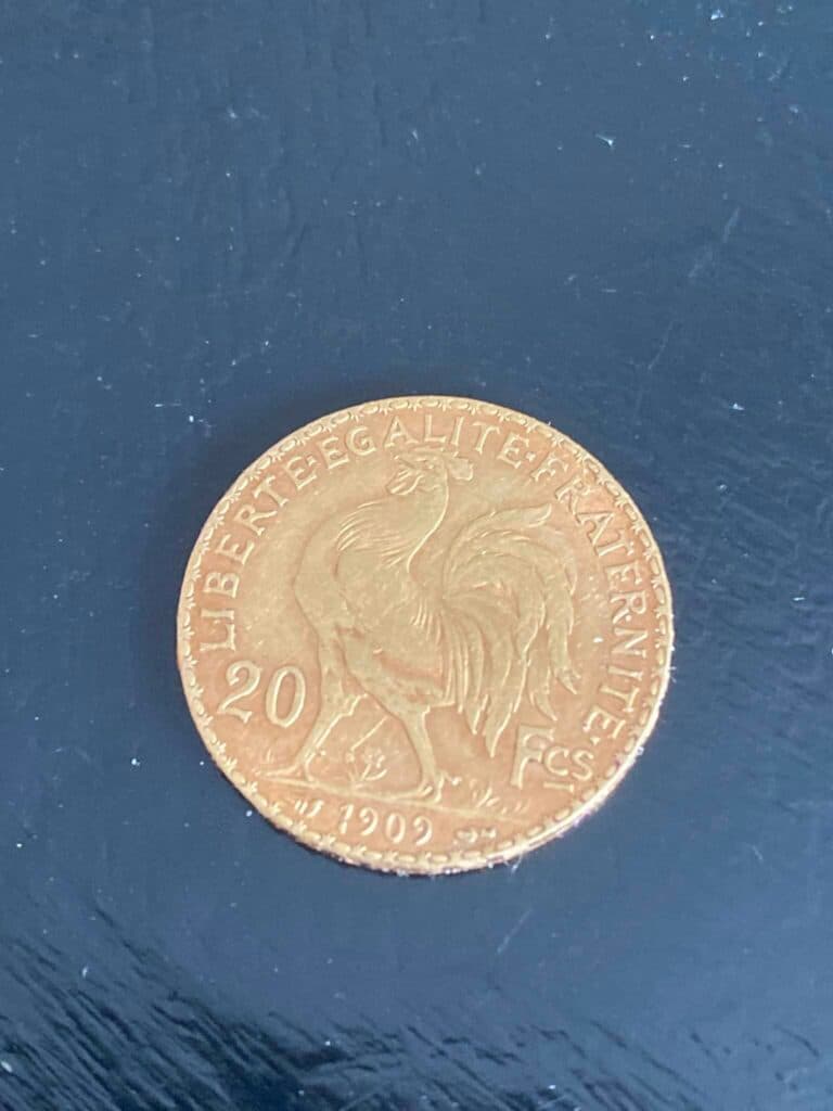 Taxatie van de waarde van een Franse gouden muntmedaille van 20 francs uit 1909 en 1914 in goede staat