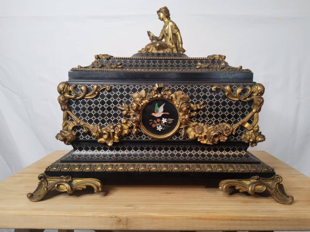 Doos marqueterie Tahan l’Empereur, fluweel en beeldje Doos marqueterie Tahan l’Empereur, fluweel en beeldje