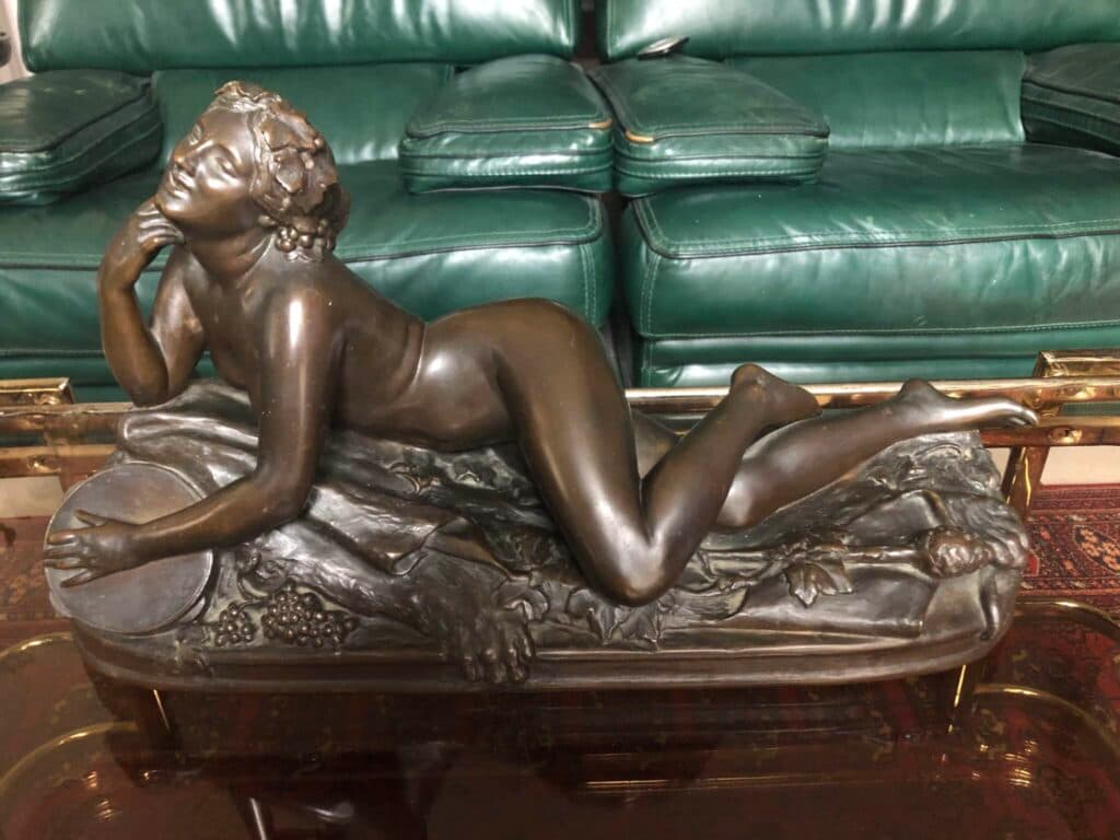 Taxatie van bronzen sculptuur van de gieter V Thiebaut: een vrouw aan de wijnstok Taxatie van bronzen sculptuur van de gieter V Thiebaut: een vrouw aan de wijnstok
