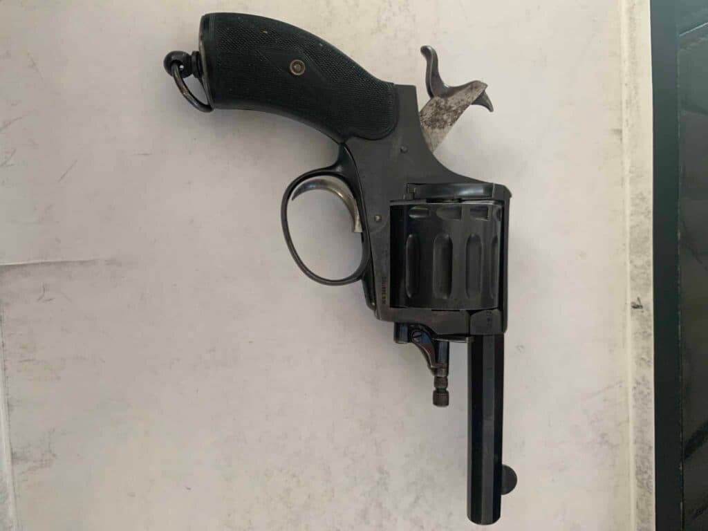 Taxatie van een Revolver Explorateur 12 Schoten Kaliber 6mm Fabriek Saint-Etienne voor Verzamelaars Taxatie van een Revolver Explorateur 12 Schoten Kaliber 6mm Fabriek Saint-Etienne voor Verzamelaars