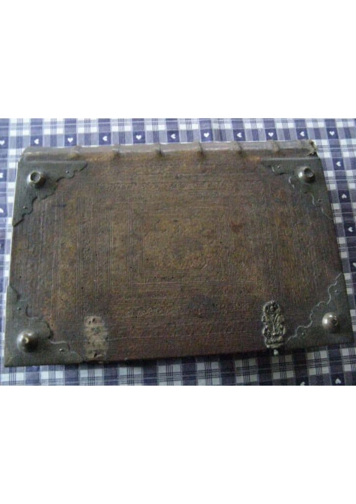 Taxatie van een oude Bijbel in gotisch Duits uit 1720: leren omslag, sluitingen ontbreken, enkele wormgaten. Taxatie van een oude Bijbel in gotisch Duits uit 1720: leren omslag, sluitingen ontbreken, enkele wormgaten.