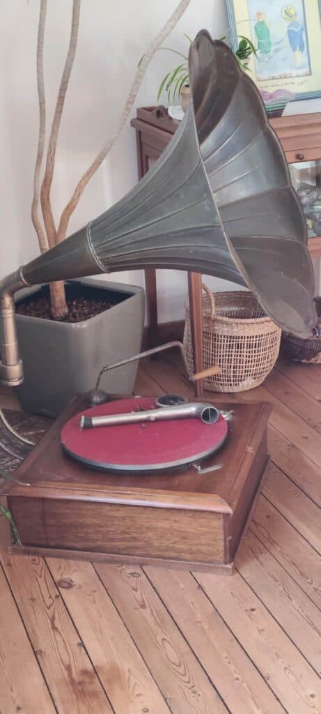 Taxatie Gramophone Pathe op houten voet Taxatie Gramophone Pathe op houten voet