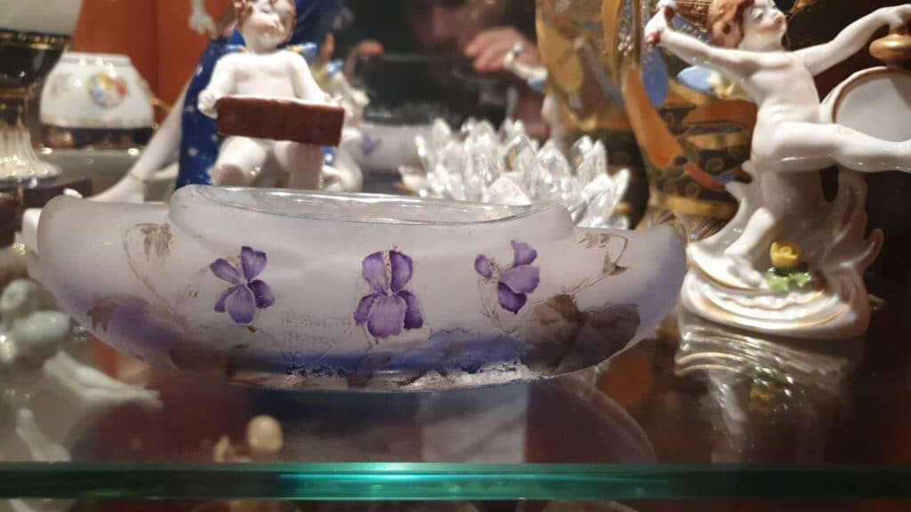 “Taxatie Vaasje van Kristal Daum Nancy met Iris Bloemmotief” “Taxatie Vaasje van Kristal Daum Nancy met Iris Bloemmotief”
