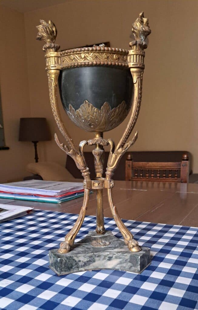 Taxatie van een Louis XVI driekantige sculptuur uit de 19e eeuw Taxatie van een Louis XVI driekantige sculptuur uit de 19e eeuw