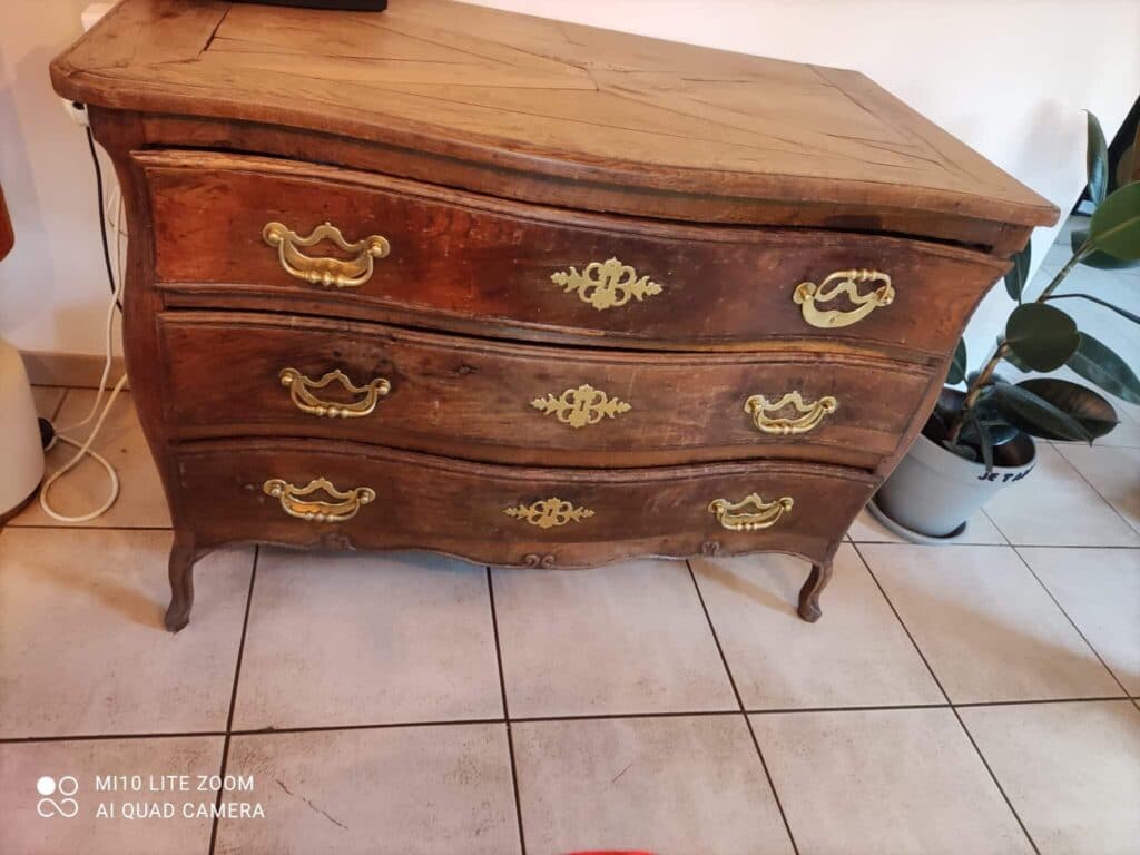 Taxatie van de waarde van een antieke commode in Louis XV-stijl Taxatie van de waarde van een antieke commode in Louis XV-stijl