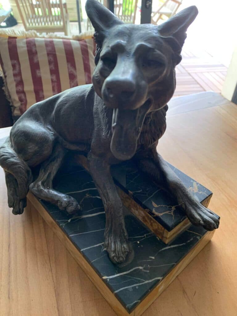 Taxatie van een bronzen hond liggend op een marmeren sokkel Taxatie van een bronzen hond liggend op een marmeren sokkel