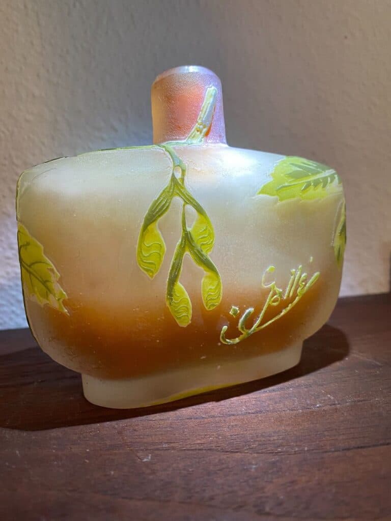 Taxatie van de waarde van een authentiek gesigneerde fles door Galle, een meester in de glaskunst Taxatie van de waarde van een authentiek gesigneerde fles door Galle, een meester in de glaskunst
