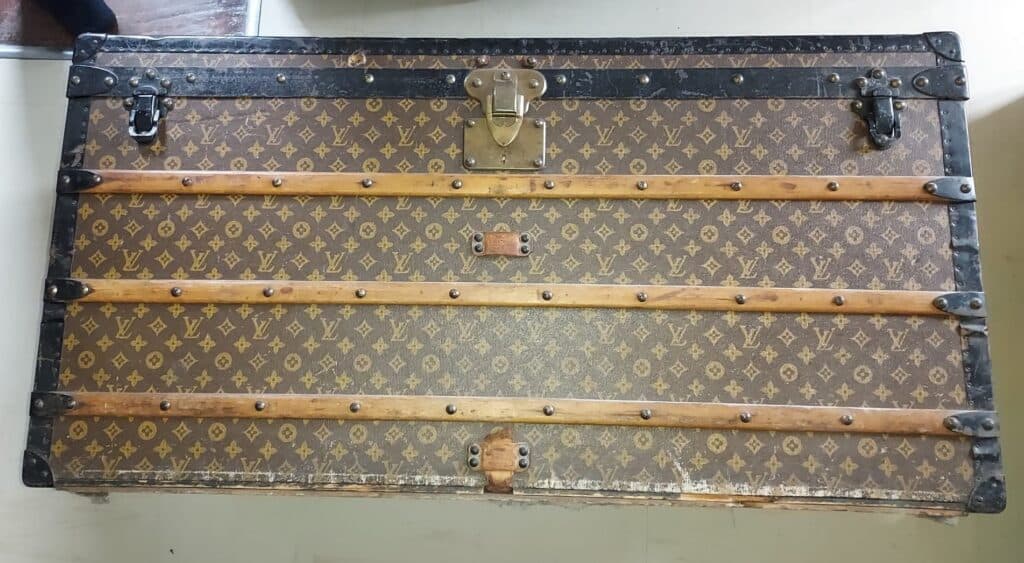 Taxatie van de waarde van een Louis Vuitton reiskoffer uit 1912 die restauratie nodig heeft. Taxatie van de waarde van een Louis Vuitton reiskoffer uit 1912 die restauratie nodig heeft.