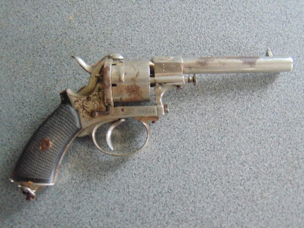 Taxatie van de waarde van een antieke revolver van 500 gram zonder bijbehorende documentatie Taxatie van de waarde van een antieke revolver van 500 gram zonder bijbehorende documentatie