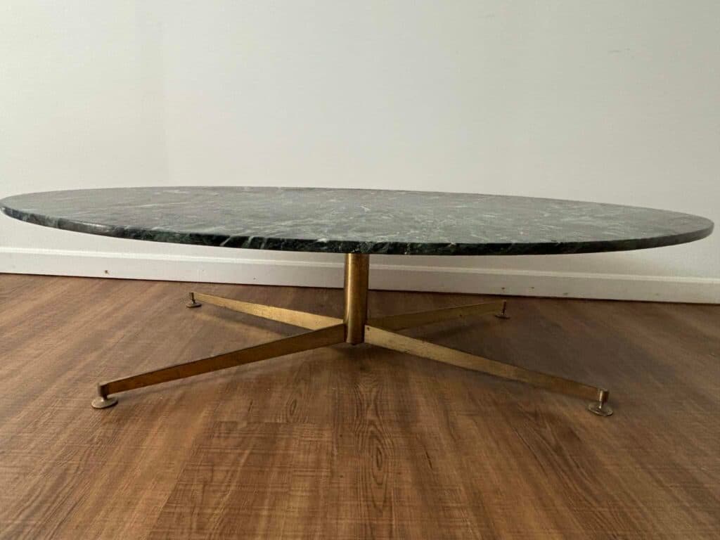 Taxatie van een Arflex salontafel van groen marmer, gesigneerd door Michel Kin, met afmetingen 164*80*38. Taxatie van een Arflex salontafel van groen marmer, gesigneerd door Michel Kin, met afmetingen 164*80*38.