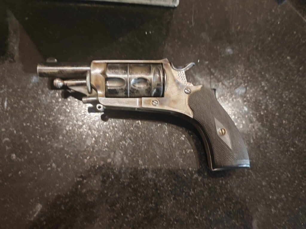 Taxatie van waarde voor een klein revolver met unieke kenmerken